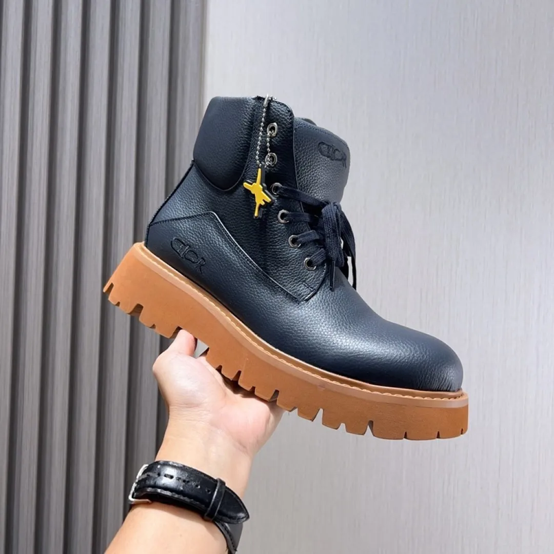 Factory P580💰[Dior] Dior ✨ is online simultaneously👏 This latest popular men's boots for autumn and winter are new products in the series and continue Di*r's classic style. The upper is made of original first-layer cowhide and matched with the original anti-slip and wear-resistant rubber outsole. The rear shoe collar and heel are equipped with brand iconic details to enhance the style. Fashionable and versatile. Create a casual look. Size: 38-44 (45 customized)